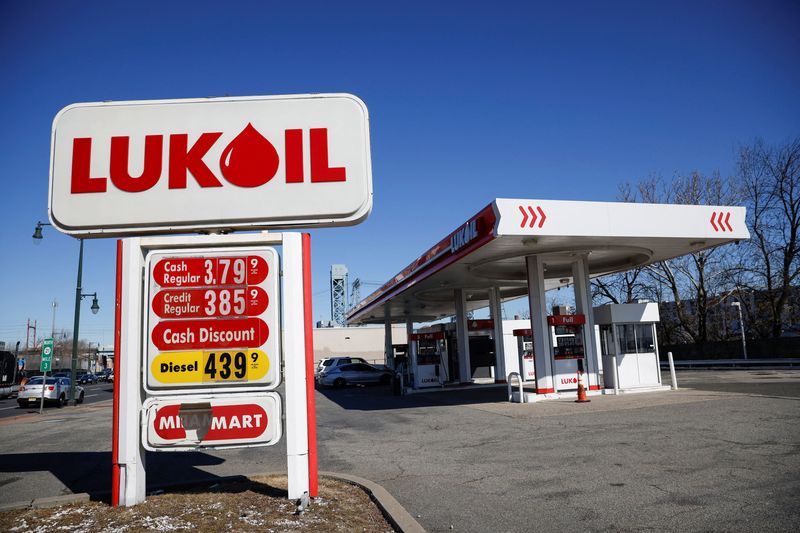 &copy; Reuters. A Lukoil fuel station is pictured after local officials voted to suspend the business license of local Lukoil gas stations following the Russian's invasion of Ukraine, in Newark, New Jersey, U.S., March 3, 2022. REUTERS/Eduardo Munoz