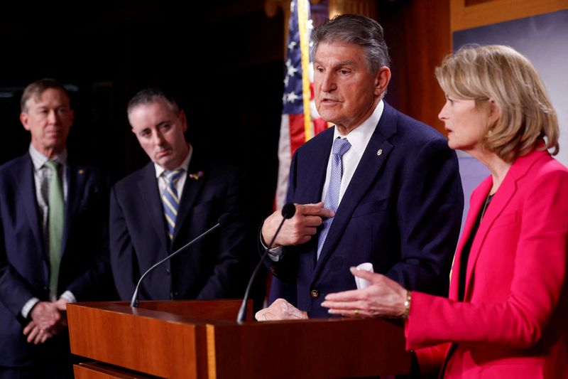 &copy; Reuters. U.S. Senator Joe Manchin (D-WV) leads a group of legislators, including Senator John Hickenlooper (D-CO), Representative Brian Fitzpatrick (R-PA) and U.S. Senator Lisa Murkowski (R-AK), to introduce a bill to ban Russian energy imports, at the U.S. Capito