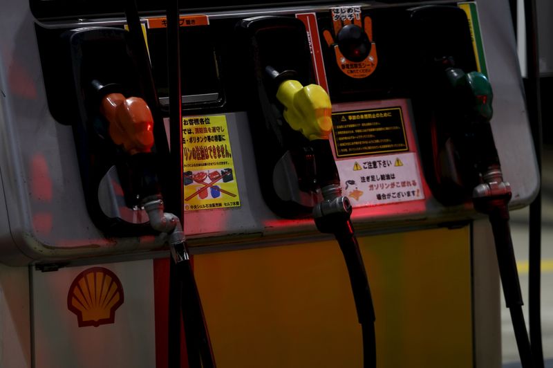 &copy; Reuters. 　３月４日、 政府は原油価格高騰等に関する関係閣僚会合を開催し、松野博一官房長官は、ガソリンや軽油・灯油などの価格高騰を抑制する石油元売り会社への補助金について、上限を現