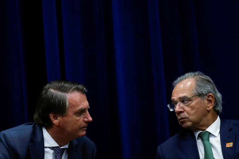 &copy; Reuters. Presidente Jair Bolsonaro e ministro da Economia, Paulo Guedes
25/02/2022
REUTERS/Adriano Machado