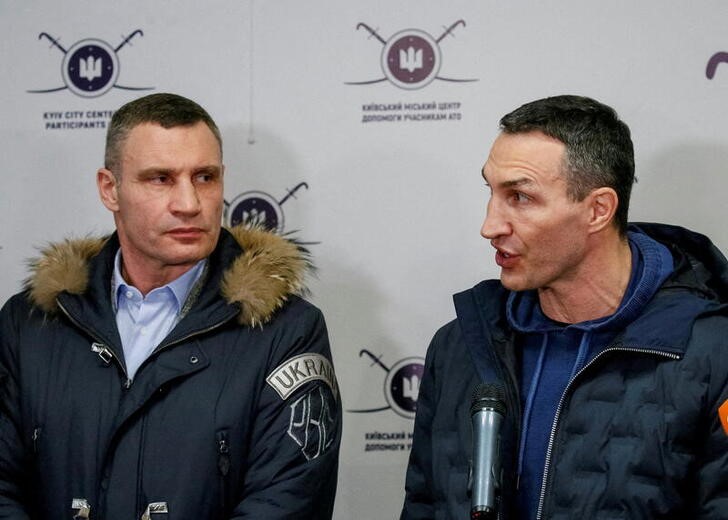 &copy; Reuters. 　ボクシングの元ヘビー級王者で、現在はウクライナ首都キエフの市長を務めるビタリ・クリチコ氏（左）が３日、同じく元ヘビー級チャンピオンの弟ウラジーミル氏（右）とロイターの取
