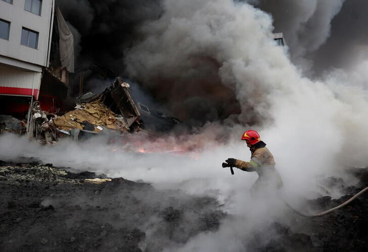 &copy; Reuters. Un bombero intenta extinguir un incendio en un almacén tras un bombardeo en la localidad de Chaiky, en la región de Kiev, Ucrania. 3 marzo 2022. REUTERS/Serhii Nuzhnenko