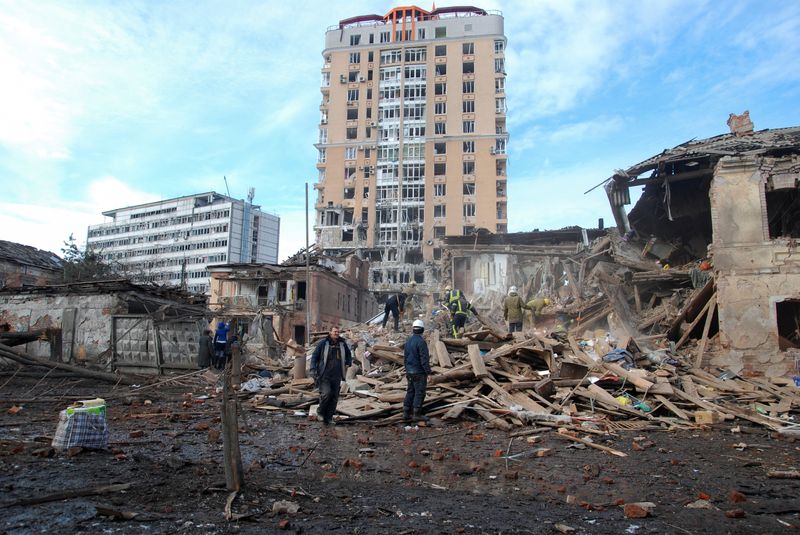 &copy; Reuters. آثار القصف الروسي على مدينة خاركيف الأوكرانية يوم 8 مارس آذار 2022. رويترز