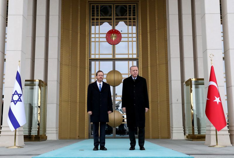 &copy; Reuters. الرئيس التركي رجب طيب أردوغان يستقبل نظيره الإسرائيلي إسحق هرتزوج في أنقرة يوم الأربعاء. صورة من المكتب الإعلامي للرئاسة التركية حصلت عليه