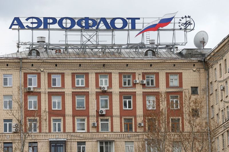 &copy; Reuters. شعار شركة الطيران الروسية إيروفلوت على على مبنى في موسكو في صورة من أرشيف رويترز. 