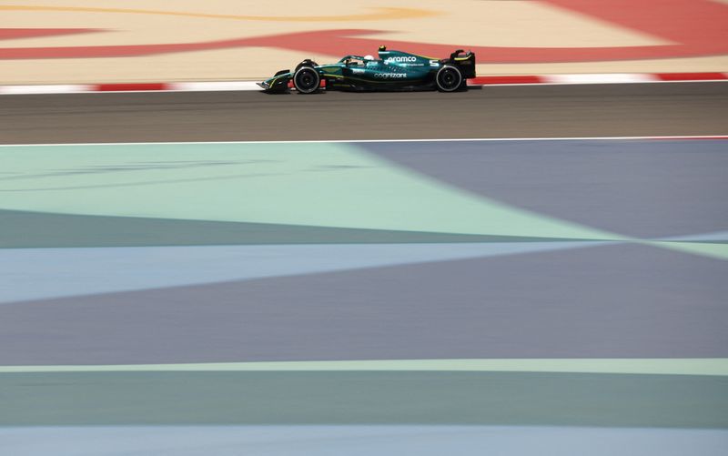 © Reuters. الألماني سيباستيان فيتل بطل العالم لسباقات فورمولا 1 للسيارات أربع مرات  وسائق أستون مارتن خلال الجولة الأخيرة من تجارب ما قبل انطلاق الموسم في البحرين يوم الخميس. تصوير:حمد محمد-رويترز.