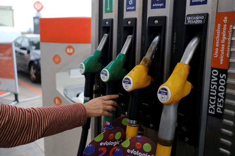 &copy; Reuters. FILE PHOTO: A person uses a petrol pump, as the price of petrol rises, in Lisbon, Portugal, March 7, 2022. Picture taken March 7, 2022. REUTERS/Pedro Nunes