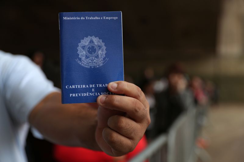 &copy; Reuters. Homem mostra carteira de trabalho em fila para se candidatar a oportunidades de emprego
29/03/2019
REUTERS/Amanda Perobelli