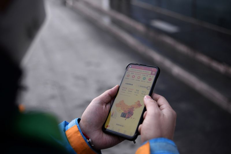 &copy; Reuters. FOTO DE ARCHIVO. Imagen referencial de una persona revisando su teléfono móvil, en la ciudad de Yizhuang, Pekín, China. 8 de febrero de 2020. REUTERS/Tingshu Wang