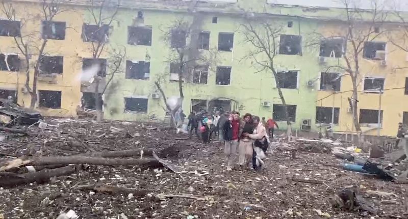 &copy; Reuters. FOTO DE ARCHIVO: Destrucción de un hospital de niños mientras de Rusia a Ucrania, en Mariúpol en Ucrania, 9 de marzo del 2022 en una imagen tomada de un video obtenido por Reuters /Handout via REUTERS   