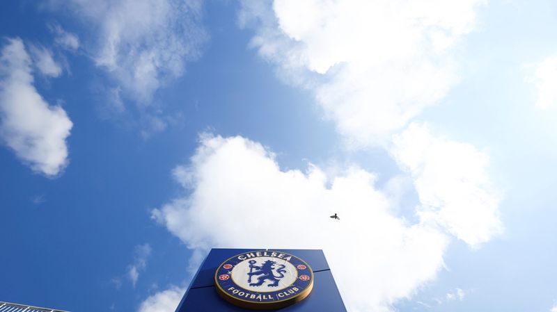&copy; Reuters. The logo of Chelsea Football Club is pictured outside Stamford Bridge, the stadium for Chelsea Football Club, after Britain imposed sanctions on its Russian owner, Roman Abramovich, in London, Britain, March 10, 2022. REUTERS/Hannah Mckay