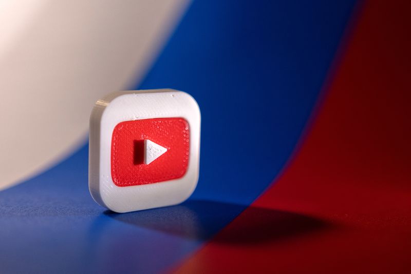 &copy; Reuters. FOTO DE ARCHIVO. Imagen de ilustración del logo de Youtube junto a una bandera rusa. 26 de febrero de 2022. REUTERS/Dado Ruvic