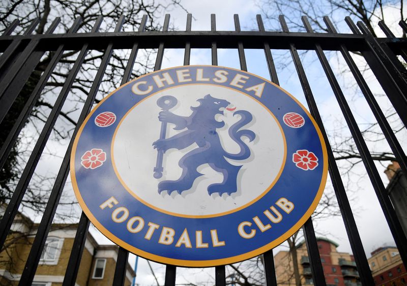 © Reuters. شعار نادي تشيلسي في لندن في الثالث من مارس آذار 2022. تصوير: توبي ميلفيل- رويترز.