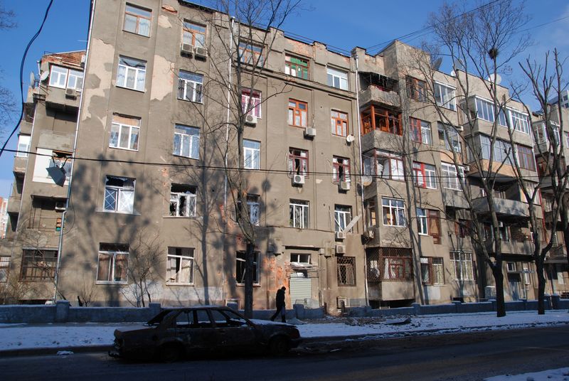 &copy; Reuters. A person walks past the "Slovo" building, amid Russia's invasion of Ukraine, in Kharkiv, Ukraine, March 10, 2022. REUTERS/Oleksandr Lapshyn