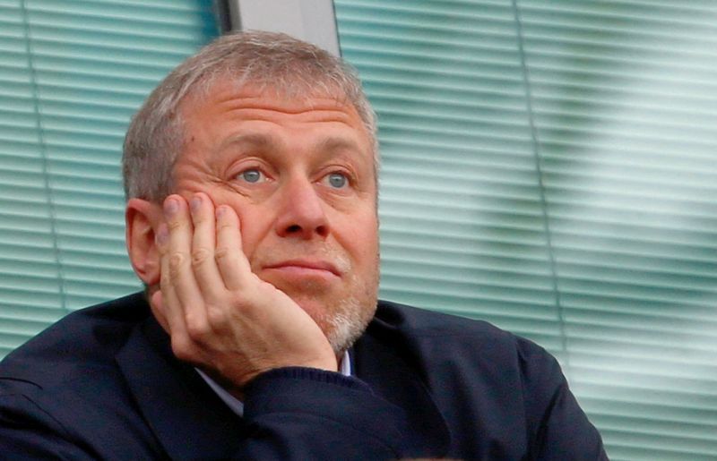 &copy; Reuters. FILE PHOTO: Chelsea owner Roman Abramovich (R) watches his team during their English Premier League soccer match against Arsenal at Stamford Bridge in London March 22, 2014. REUTERS/Eddie Keogh