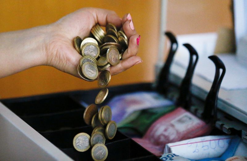 &copy; Reuters. FOTO DE ARCHIVO-Monedas chilenas de 100 pesos se ven en esta ilustración fotográfica. 16 de agosto de 2016. REUTERS/Rodrigo Garrido/