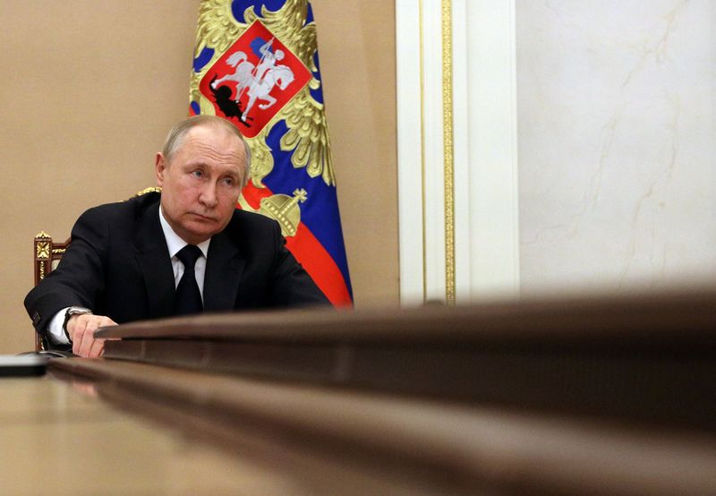 © Reuters. الرئيس الروسي فلاديمير بوتين خلال اجتماع مع أعضاء الحكومة عبر دائرة اتصال في موسكو يوم الخميس.صورة لرويترز من وكالة سبوتنيك.
