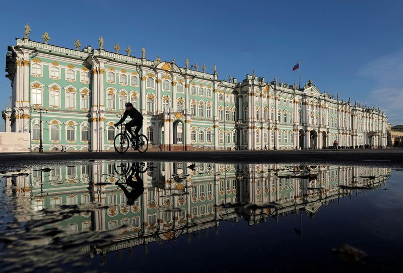 &copy; Reuters. Ciclista em frente ao Museu Hermitage, em São Petersburgo, na Rússia
25/10/2019 REUTERS/Anton Vaganov