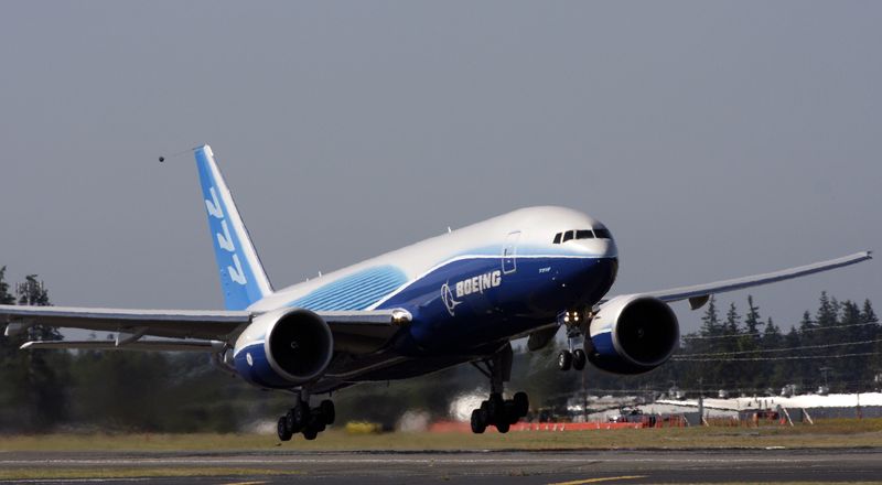 © Reuters. FILE PHOTO: The first Boeing 777 Freighter take off on its inaugural test flight at Paine Field in Everett, Washington, July 14, 2008. REUTERS/Robert Sorbo 