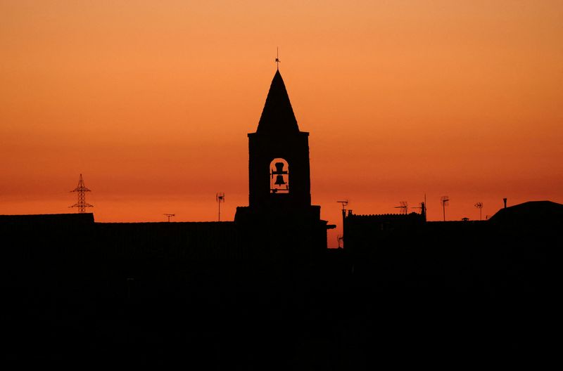 &copy; Reuters. FOTO DE ARCHIVO: El campanario de una iglesia en el pueblo de Montmaneu, provincia de Barcelona, Cataluña, España, el 28 de enero de 2022. REUTERS/Nacho Doce