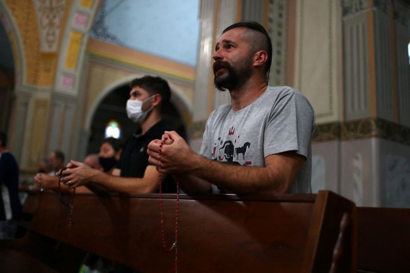 &copy; Reuters. Descendentes de ucranianos da "Irmandade Cossacos" rezam em igreja de Prudentópolis
03/03/2021
REUTERS/Pilar Olivares