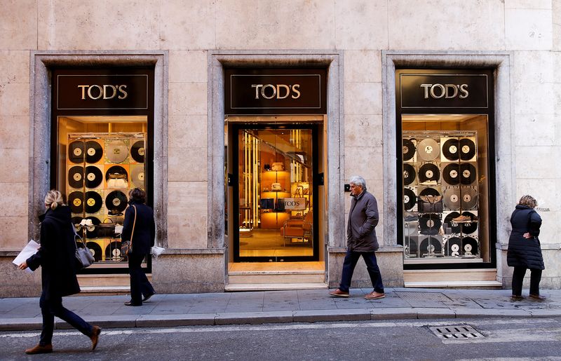 &copy; Reuters. People walk past a Tod's shop in downtown Rome, Italy February 10, 2016. REUTERS/Tony Gentile