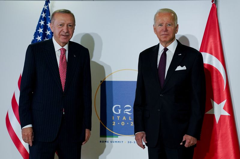 &copy; Reuters. トルコのエルドアン大統領は１０日、バイデン米大統領との電話会談で、ロシアとウクライナとの紛争が悪化しないようトルコが両国の対話を維持することが重要だと述べた。写真はエルド