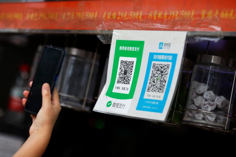 © Reuters. Placa mostra QR codes usados em pagamentos digitais. 6/8/2020. REUTERS/Thomas Peter