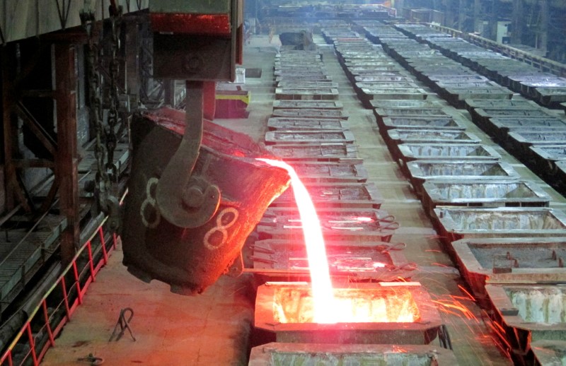 &copy; Reuters. FOTO DE ARCHIVO: Níquel fundido en la empresa Norilsk Nickel en la ciudad ártica de Norilsk, en Rusia.
