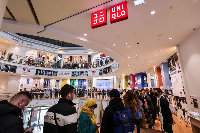 © Reuters. Customers queue to enter a Uniqlo store in Moscow, Russia March 10, 2022. REUTERS/Maxim Shemetov