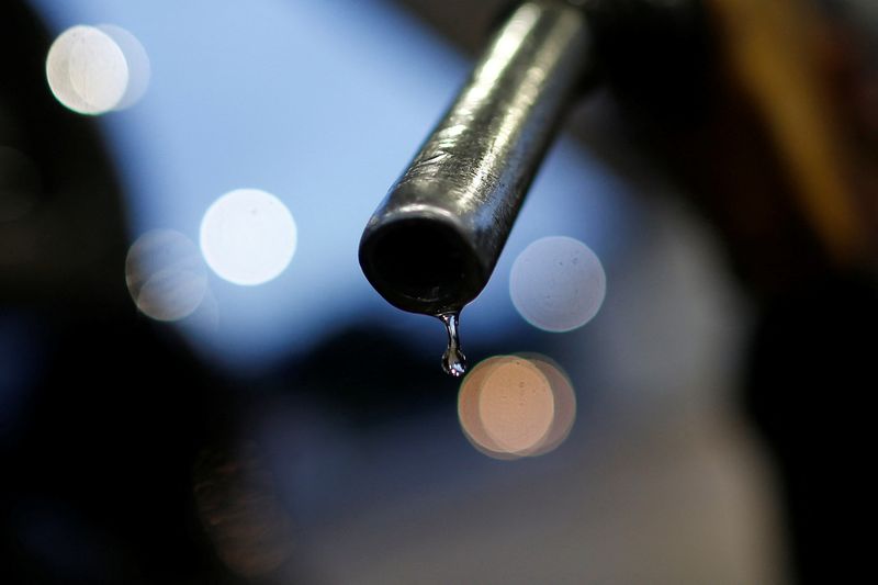 &copy; Reuters. Gasoline drips from the nozzle of a fuel pump at a Brazilian oil company Petrobras gas station in Brasilia, Brazil March 7, 2022. REUTERS/Adriano Machado