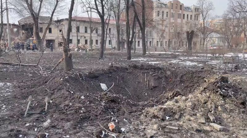 &copy; Reuters. Local atingido por bombardeio durante invasão da Ucrâia pela Rússia
09/03/2022
Twitter/Maria Avdeeva via REUTERS