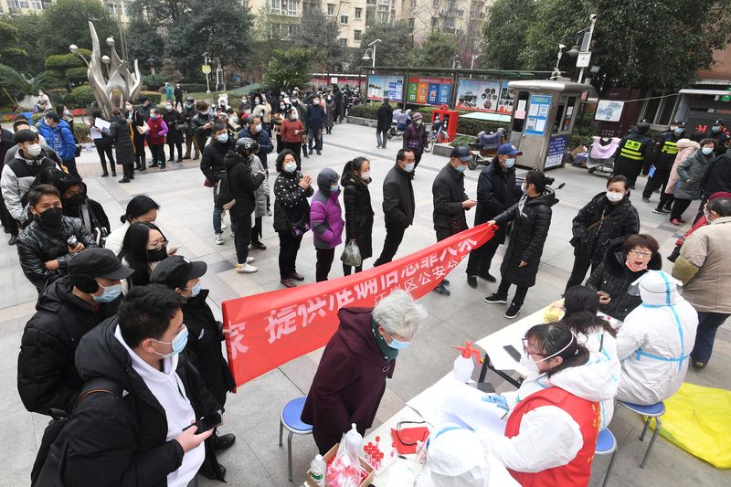 &copy; Reuters. 中国国家衛生健康委員会は１１日、中国本土で１０日に確認された症状のある新型コロナウイルス感染者が５５５人だったと発表した。新規感染者は前日の５２８人から増加した。新たな死