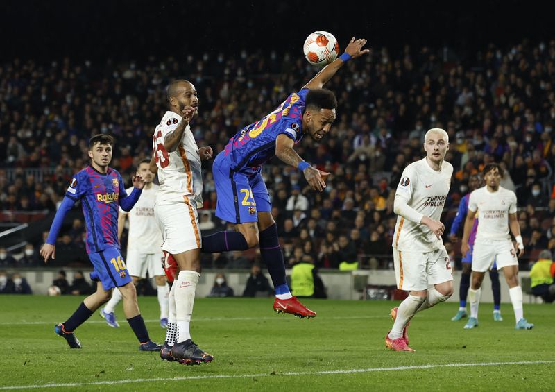 &copy; Reuters. Los futbolistas Pierre-Emerick Aubameyang y Marcao durante el partido de la Europa League de fútbol disputado por el Fútbol Club Barcelona y el Galatasaray en el estado Campo Nou de Barcelona, España, el 10 de marzode 2022. REUTERS/Albert Gea