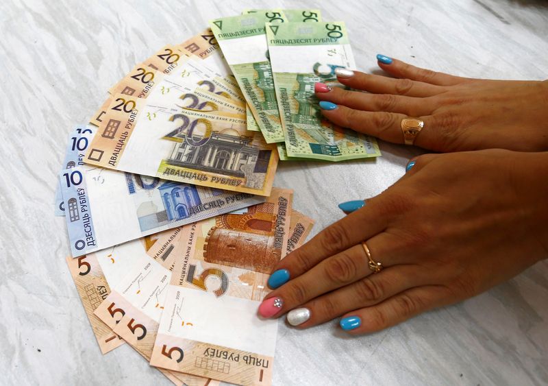 &copy; Reuters. FILE PHOTO: An employee of a bank shows new banknotes on the first day of the redenomination of the Belarussian rouble, in Minsk, Belarus, July 1, 2016.  REUTERS/Vasily Fedosenko