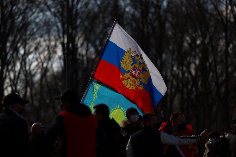 © Reuters. People carrying a Russian flag protest after Russia's invasion of Ukraine, in Berlin, Germany, March 5, 2022. REUTERS/Lisi Niesner/Files