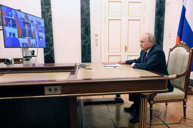 &copy; Reuters. الرئيس الروسي فلاديمير بوتين يترأس اجتماعا لمجلس الأمن الروسي عبر وصلة الفيديو في الكرملين يوم الجمعة. صورة لرويترز من وكالة سبوتنيك للأنب