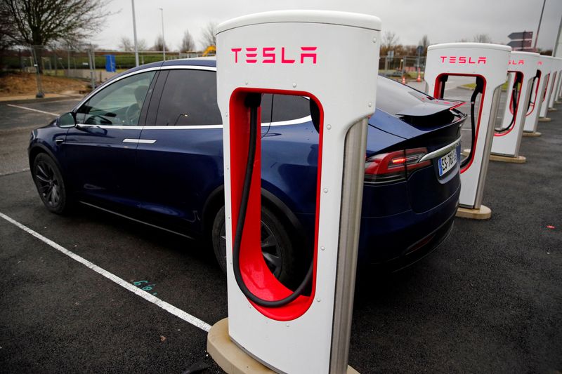 &copy; Reuters. FILE PHOTO: A driver recharges the battery of his Tesla car at a Tesla Super Charging station in a petrol station on the highway in Sailly-Flibeaucourt, France,  January 12, 2019. REUTERS/Pascal Rossignol