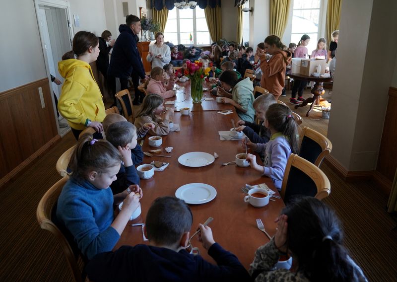 &copy; Reuters. Huérfanos ucranianos en Trakai, Lituania, 9 de marzo de 2022. REUTERS/Janis Laizans