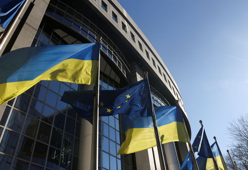 &copy; Reuters. FILE PHOTO: Flags of European Union and Ukraine flutter outside EU Parliament building, in Brussels, Belgium, February 28, 2022.  REUTERS/Yves Herman