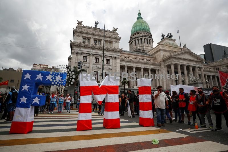&copy; Reuters. Manifestantes protestam em frente ao Congreso Nacional enquanto parlamentares debatem acordo com o FMI em Buenos Aires
10/03/2022. REUTERS/Agustin Marcarian