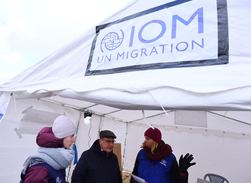 &copy; Reuters. Le directeur général de l'Organisation internationale pour les migrations, Antonio Vitorino, visite un poste de contrôle à la frontière entre l'Ukraine et la Pologne. Plus de 2,5 millions de personnes ont fui l'Ukraine et deux autres millions ont ét