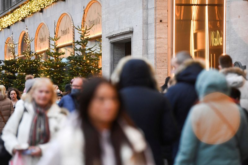 &copy; Reuters. Consumidroes fazem compras em rua de Berlim
23/12/2021
 REUTERS/Annegret Hilse