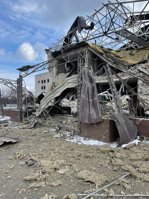 &copy; Reuters. FOTO DE ARCHIVO: Un edificio hospitalario destruido, en medio de la actual invasión rusa de Ucrania, en Izium, Ucrania, 8 de marzo de 2022, en una imagen obtenida de las redes sociales. REUTERS/Facebook/Volodímir Matsokin