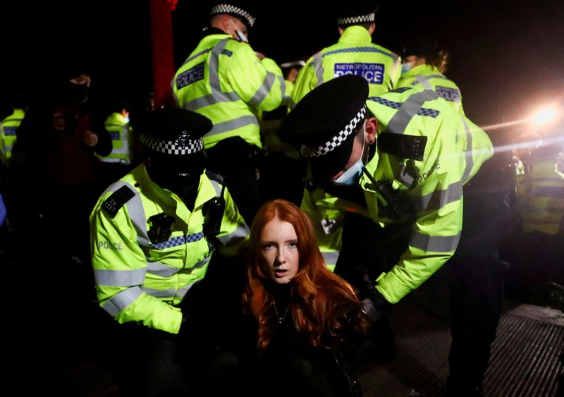 &copy; Reuters. FOTO DE ARCHIVO: La policía detiene a Patsy Stevenson mientras la gente se reúne en un lugar conmemorativo en el parque londinense de Clapham Common tras el secuestro y asesinato de Sarah Everard, en Londres, Reino Unido, 13 de marzo de 2021. REUTERS/Ha