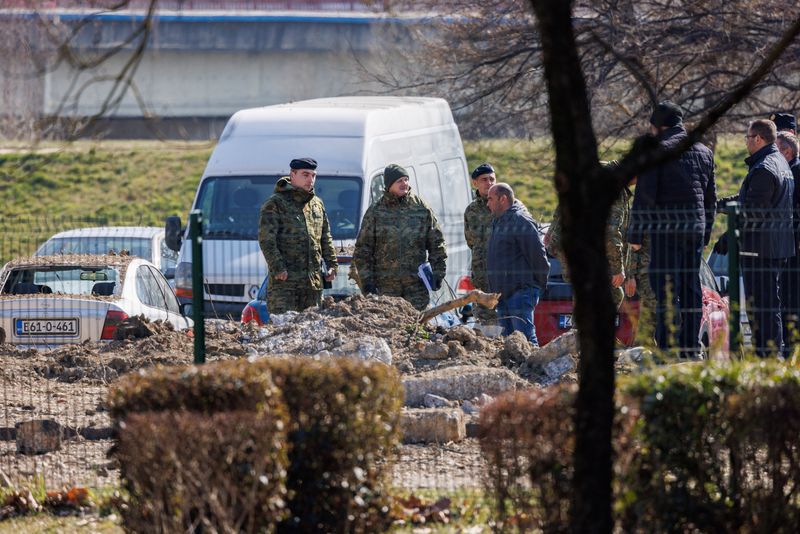 &copy; Reuters. Agentes de la policía y miembros del ejércico croata en el lugar donde se estrelló un dron en Zagreb, Croacia, el 11 de marzo de 2022. REUTERS/Antonio Bronic