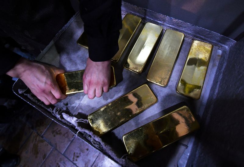 &copy; Reuters. An employee processes ingots of 99.99 percent pure gold at the Krastsvetmet non-ferrous metals plant in the Siberian city of Krasnoyarsk, Russia March 10, 2022. REUTERS/Alexander Manzyuk