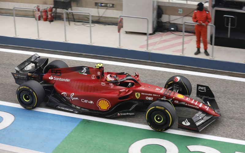 &copy; Reuters. El Ferrari de Carlos Sainz durante una sesión de entrenamientos en el Circuito Internacional de Baréin en Sakhir, Baréin, el 11 de marzo de 2022. REUTERS/Hamad I Mohammed