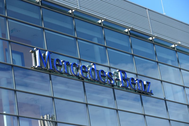 &copy; Reuters. FILE PHOTO: Mercedes-Benz logo in Stuttgart, Germany, July 8, 2020. REUTERS/Ralph Orlowski