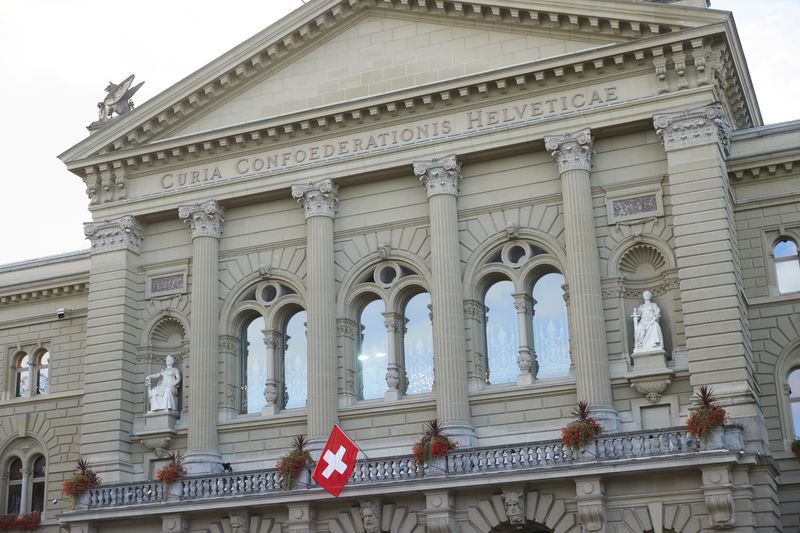 &copy; Reuters. FILE PHOTO: A Swiss flag is pictured on the Swiss Parliament Building (Bundeshaus) in Bern, Switzerland September 29, 2021. REUTERS/Denis Balibouse